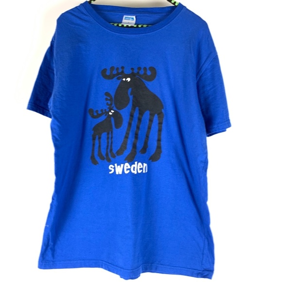 black and royal blue graphic tee